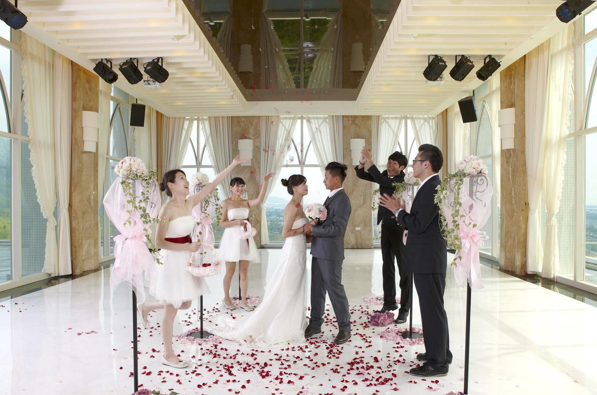 Evergreen Resort Hotel - Jiaosi Jiaoxi Exterior foto A wedding in the Sky Chapel